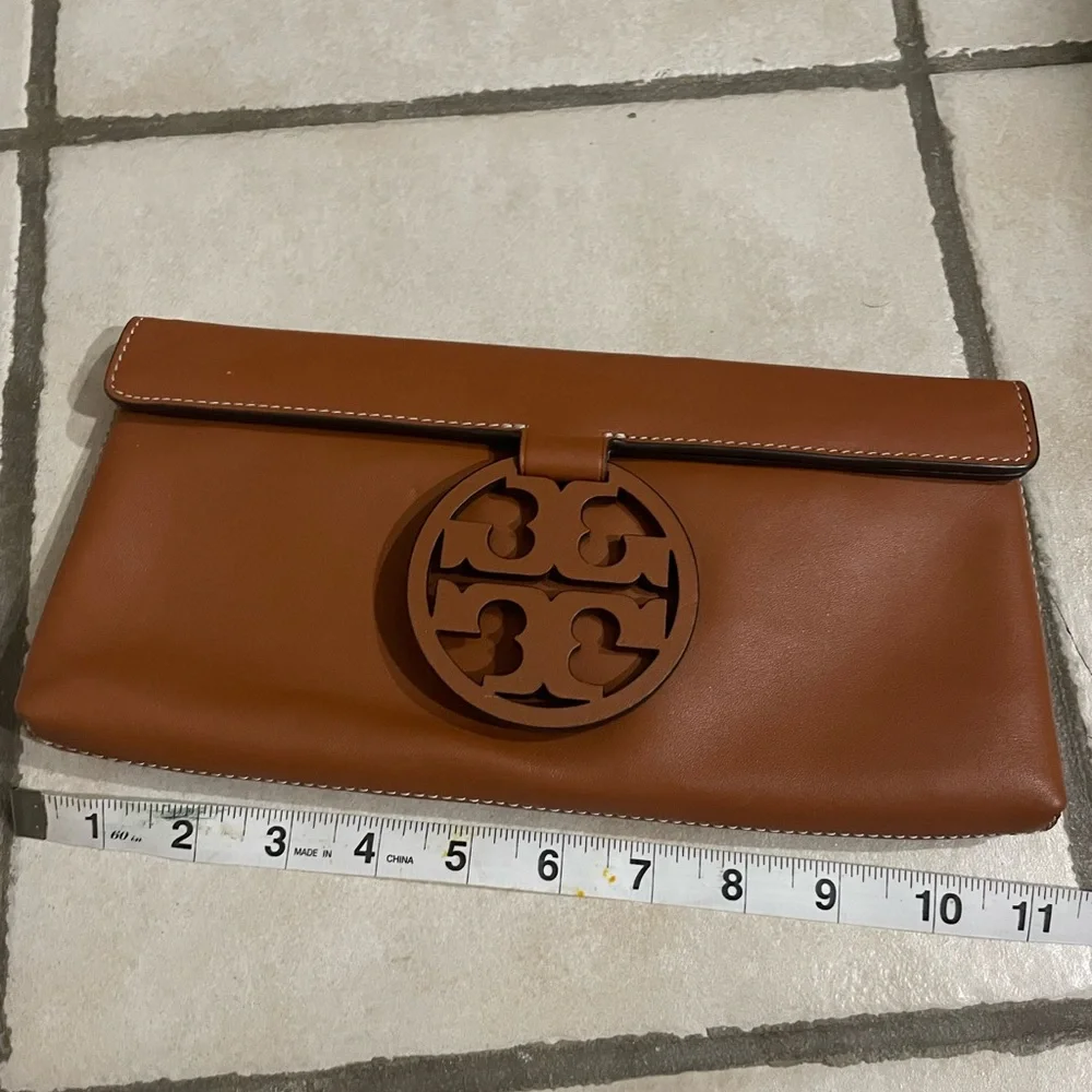 Tory Burch Women's Miller Metal Clutch leather logo  color Aged Camello